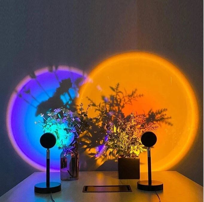 RGB-pöytävalaisin auringonlaskuefektillä ja kaukosäätimellä